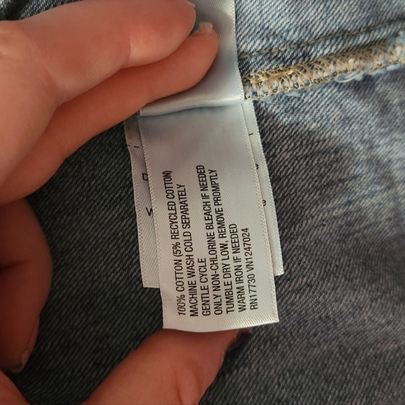 Universal Thread Women's Long Sleeve Oversized Button Down Shirt - Picture 5 of 6